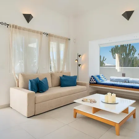 Irene Lanzarote En En Complejo Con Piscina Comunal *