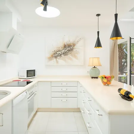 Irene Lanzarote En En Complejo Con Piscina Comunal