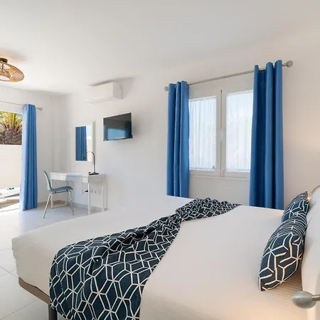 Irene Lanzarote En En Complejo Con Piscina Comunal *